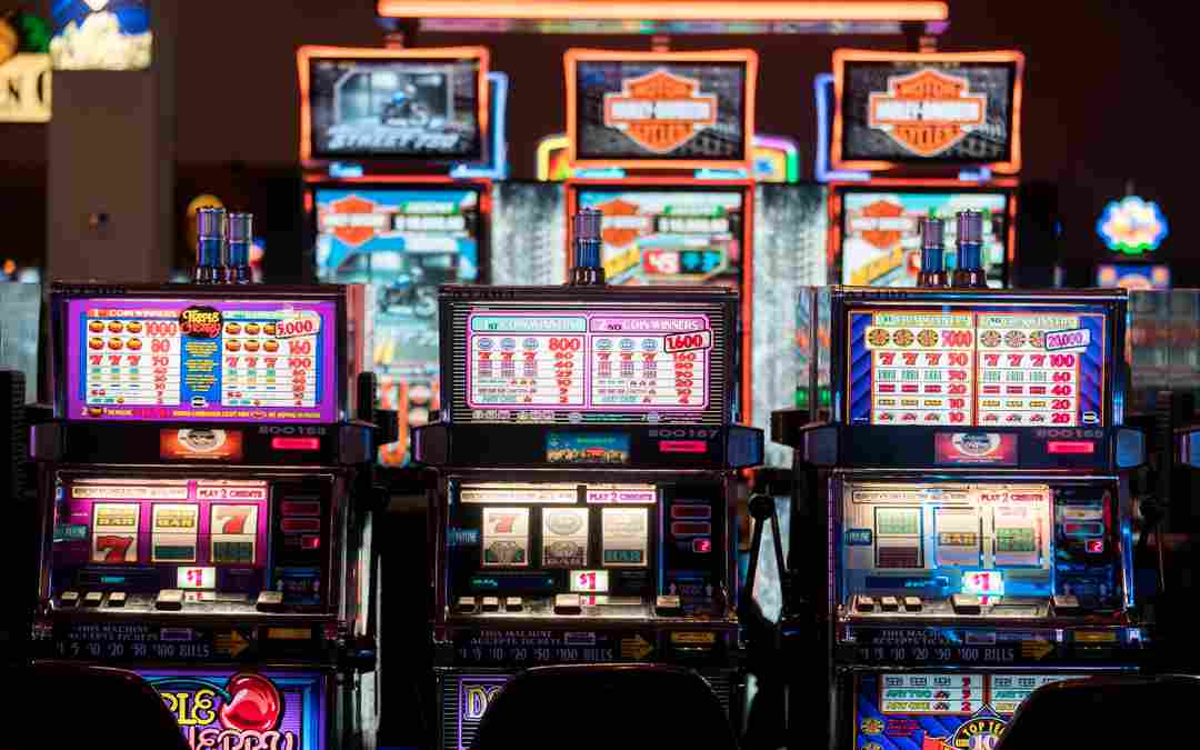 Các game thủ tham gia đánh bạc tại Holiday Palace Resort & Casino