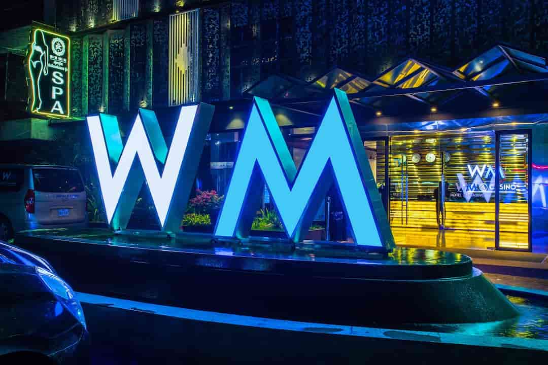 Khách sạn WM Hotel & Casino có một quán bar thể thao nổi bật 